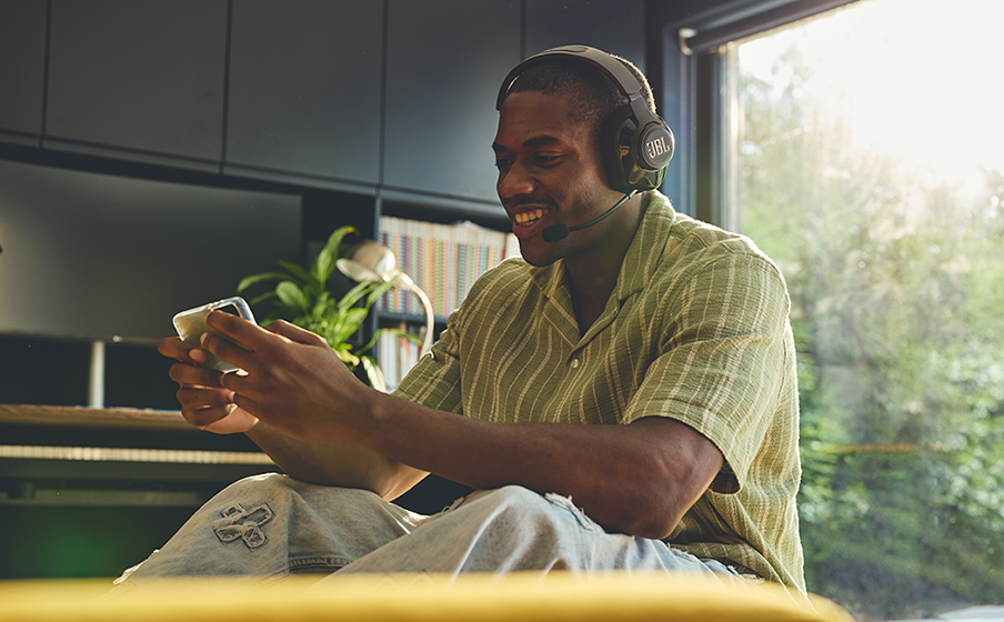 JBL Quantum 360X Wireless Make your voice heard—or not—with a detachable boom mic with mute feature - Image